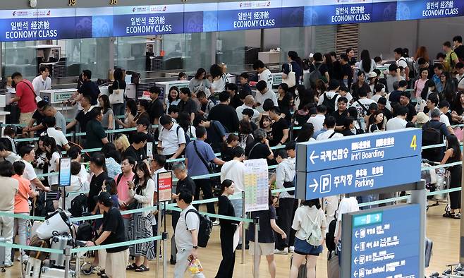 지난 15일 오전 인천국제공항 출국장에 많은 여행객들이 출국 수속을 하고 있다. 뉴시스