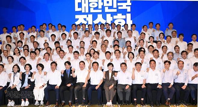 같은 날 워크숍·연찬회 연 여야 - 정청래(앞줄 왼쪽 여덟 번째) 더불어민주당 대표를 비롯한 160여명의 민주당 의원이 28일 인천 중구 파라다이스시티 컨벤션센터에서 열린 의원단 워크숍에서 주먹을 불끈 쥐며 파이팅을 외치고 있다.  안주영 전문기자