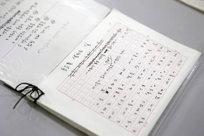 경북 청송 이오덕 작은문학관에 전시된 이오덕 선생의 친필 원고. ‘어린이문학’ 1999년 4월호에 기고한 ‘동요를 살리는 길’ 중 일부다.