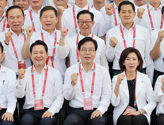 기념촬영하는 장동혁-송언석-나경원 - 28일 인천국제공항공사 항공교육원에서 열린 2025 국민의힘 국회의원 연찬회에서 장동혁 대표, 송언석 원내대표, 나경원 의원 등 참석자들이 기념촬영을 하고 있다. 연합뉴스