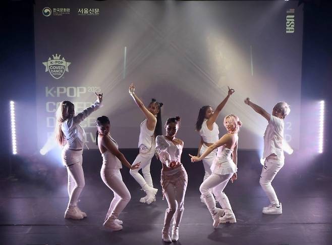 지난 24일(현지시간)  미국 캘리포니아주 로스앤젤레스(LA) 한국문화원에서 열린 ‘K팝 커버댄스 페스티벌 인 USA’에서 우승을 차지한 ‘케이앤디’(KND)가 화려한 무대를 선보이고 있다. 주LA한국문화원 제공.