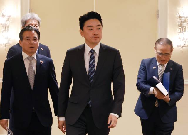 김용범(왼쪽부터) 대통령실 정책실장, 강훈식 대통령 비서실장, 위성락 국가안보실장이 25일(현지 시간) 미국 워싱턴DC의 한국프레스센터가 마련된 호텔에서 한미 정상회담 관련 브리핑을 하기 위해 프레스센터로 들어서고 있다. 연합뉴스