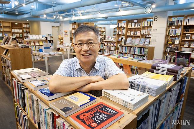 진주문고의 여태훈 대표. 진주문고의 누적 회원은 15만명이 넘는다. ⓒ시사IN 조남진