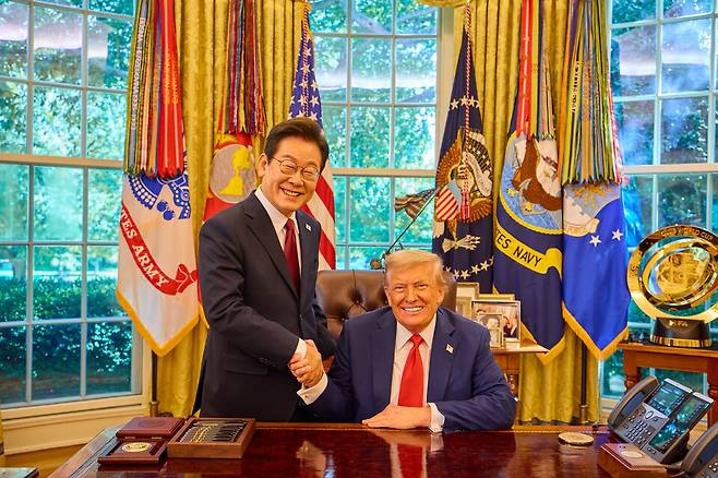 이재명 대통령이 8월25일(현지 시각) 미국 워싱턴DC 백악관 오벌오피스에서 열린 한·미 정상회담 뒤 도널드 트럼프 미국 대통령과 악수하며 미소짓고 있다. ⓒ연합뉴스