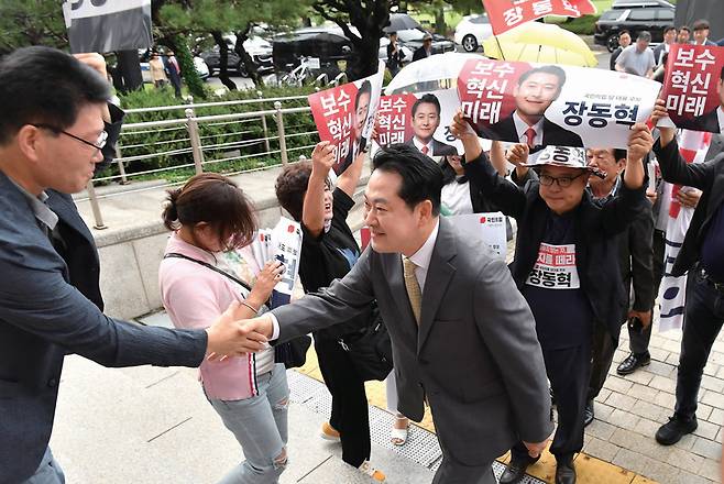 장동혁 국민의힘 당대표 후보(현재는 대표)가 8월26일 서울 여의도 국회 도서관에서 열린 제6차 전당대회 결선에 앞서 지지자들과 인사를 나누고 있다. ⓒ국회사진기자단