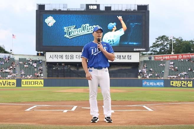삼성 오승환이 28일 잠실구장에서 열린 두산전을 앞두고 열린 은퇴행사에서 소감을 밝히고 있다. 삼성 라이온즈 제공