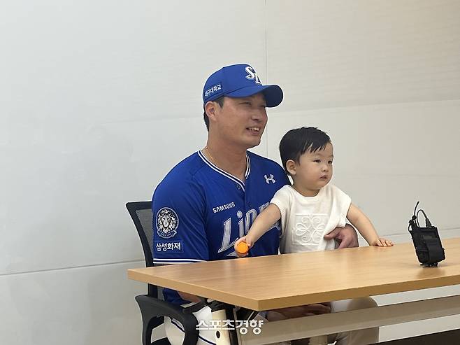 아들과 함께 기자회견에 참가한 삼성 오승환. 잠실 | 김하진 기자