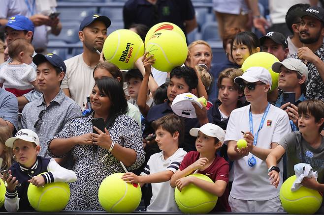 US오픈을 관전하며 선수들 사인을 받으려고 기다리는 테니스 팬들. AP