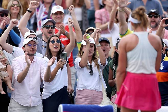 브라질의 베아트리즈 아다드 마이아가 지난 28일 US오픈 여자 단식 2회전에서 스위스의 빅토리야 골루비치를 꺾은 뒤 팬들과 환호하고 있다. AFP