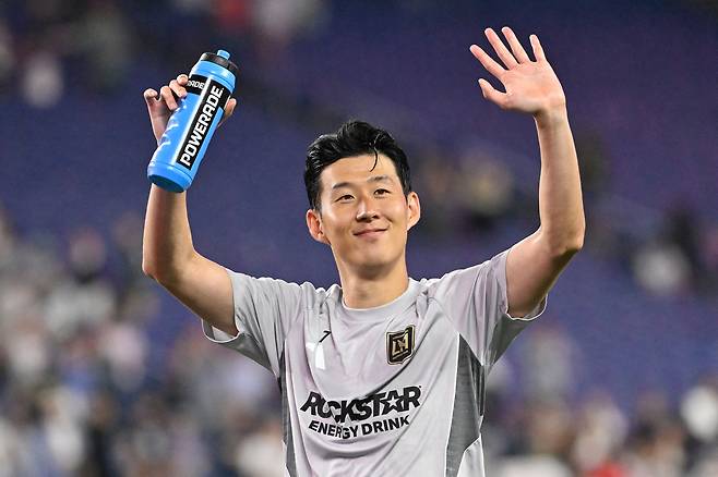 LAFC 손흥민이 17일 뉴잉글랜드전을 마친 뒤 팬에게 손을 흔들어 인사하고 있다. Imagn Images연합뉴스