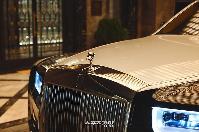 조선팰리스는 문화예술 ‘콘텐츠 가치 소비’ 에서 가치를 중시하는 수요층을 바라보고 호텔 간 이동 동선엔 최상급 롤스로이스 차량 또는 메르세데스 마이바흐 차량이 배치되어 고객 이동을 돕는다.