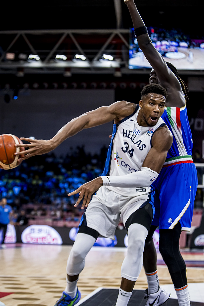 그리스 야니스 아데토쿤보가 29일 유로바스켓 이탈리아전에서 골밑에서 패스를 하고 있다. FIBA 홈페이지