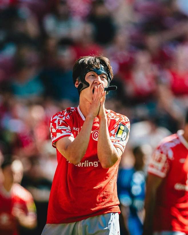 ▲ 지난 7월 이재성이 심각한 부상을 당했다. 새 시즌을 대비한 프리시즌 친선경기 도중 광대뼈에 금이 가는 사고를 입었다. 당시 후반 시작과 함께 들어간 이재성은 헤더 슈팅 직후 얼굴을 골대에 부딪히며 쓰러졌다. 한동안 보호 마스크를 착용하고 경기를 뛰는 투지를 발휘했다. ⓒ 마인츠