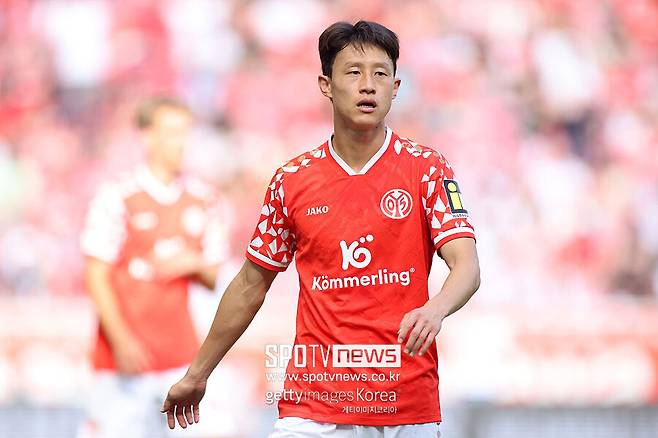 ▲ 보호 마스크를 벗고 UEFA 유로파콘퍼런스리그 플레이오프에 나선 이재성. 안면 부상 트라우마가 있을 법도 했지만 다시 헤더를 시도해 골을 터뜨리는 투지로 마인츠를 유로파콘퍼런스리그 본선에 올려놓았다.