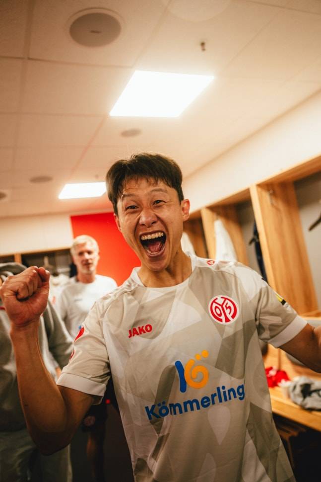 ▲ 보호 마스크를 벗고 UEFA 유로파콘퍼런스리그 플레이오프에 나선 이재성. 안면 부상 트라우마가 있을 법도 했지만 다시 헤더를 시도해 골을 터뜨리는 투지로 마인츠를 유로파콘퍼런스리그 본선에 올려놓았다. ⓒ 마인츠