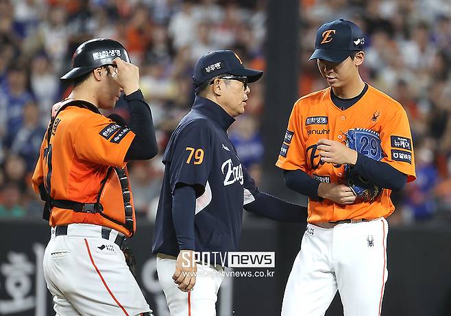 ▲ 29일 대전 삼성전에서 2이닝 5실점으로 부진한 황준서 ⓒ곽혜미 기자