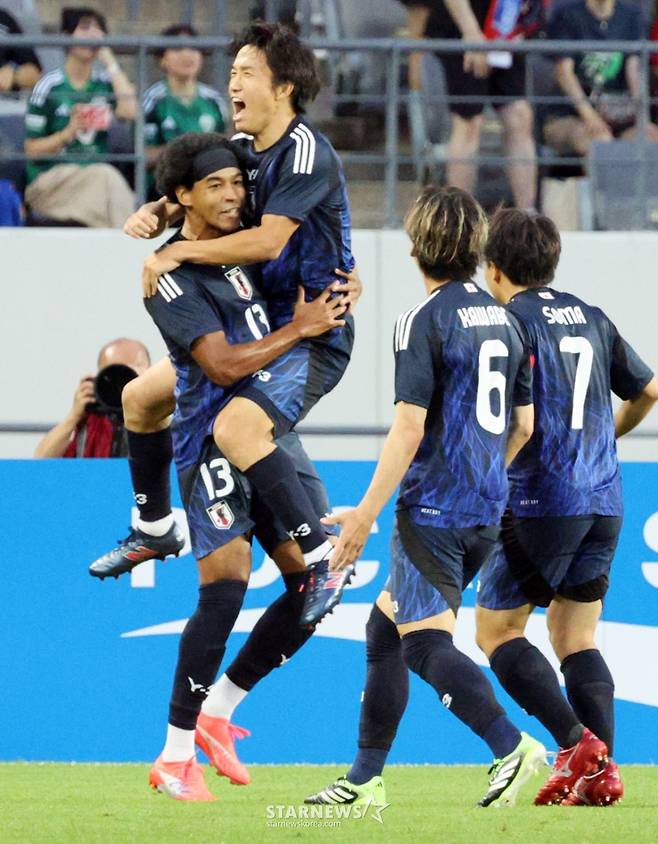 일본 저메인 료(왼쪽)가 지난달 15일 용인미르종합운동장에서 열린 2025 동아시아축구연맹(EAFF) E-1 챔피언십(동아시안컵) 한국과의 최종전 전반 초반 선제골을 성공시킨 후 환호하고 있다. /사진=강영조 선임기자