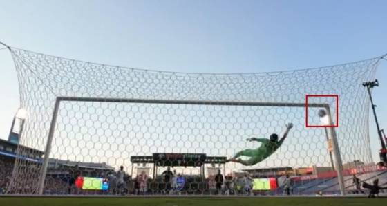 손흥민이 24일(한국시간) 미국 텍사스주 댈러스의 도요타 스타디움에서 열린 2025 MLS 28라운드 원정경기 FC댈러스전에서 전반 6분 프리킥 골을 터뜨리는 순간. 프리킥은 골문 상단 구석을 뜻하는 이른바 '야신존'으로 정확하게 향했다. /사진=LAFC SNS 캡처