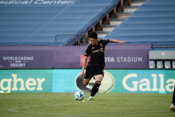 로스앤젤레스(LA)FC 손흥민이 24일(한국시간) 미국 텍사스주 댈러스의 도요타 스타디움에서 열린 2025 미국 프로축구 메이저리그사커(MLS) FC댈러스 원정 경기에서 MLS 데뷔골이 된 프리킥을 차는 순간. /사진=LAFC 제공