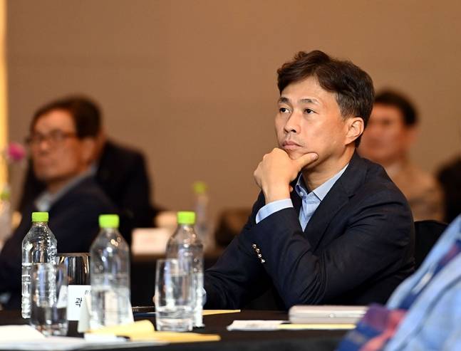 경청하고 있는 곽노정 회장. /사진=대한핸드볼협회