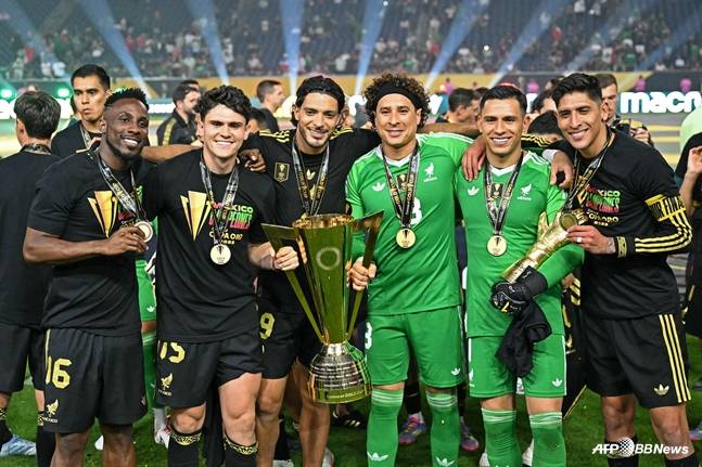 지난 7월 미국과 골드컵 결승전서 승리하고 기념 촬영을 하고 있는 멕시코 대표팀. /AFPBBNews=뉴스1