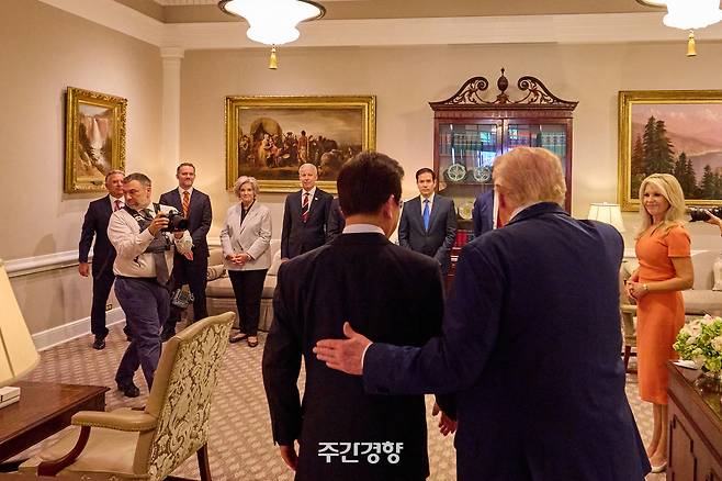 이재명 대통령이 25일(현지시간) 워싱턴DC 백악관에서 열린 한미정상회담에 앞서 도널드 트럼프 미국 대통령의 안내를 받으며 미국 측 수행원 소개 자리로 향하고 있다. 김창길기자