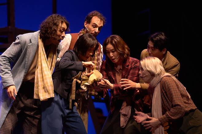 연극 <로제타>는 8명의 로제타가 동시에 여러 목소리를 내며 상상할 수 있는 모든 경계를 허물어간다. 옐로밤 제공