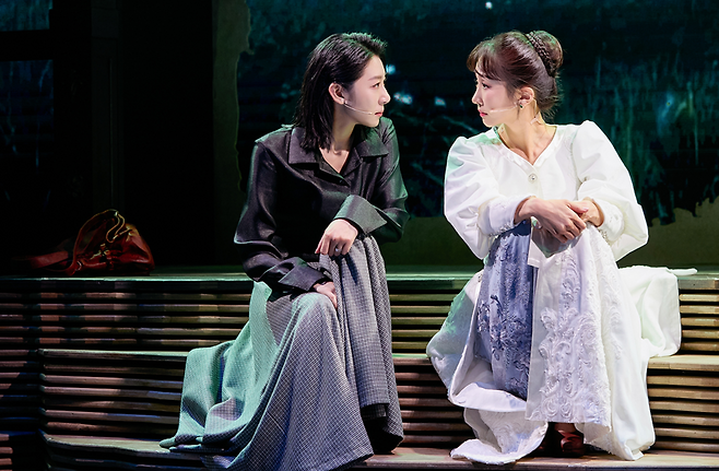 소설가 버지니아 울프와 시인 비타 색빌웨스트의 불안과 혼돈을 두 대의 피아노가 강렬한 하모니를 형성하며 시각화한 뮤지컬 <올랜도 in 버지니아> / 뉴프로덕션 제공