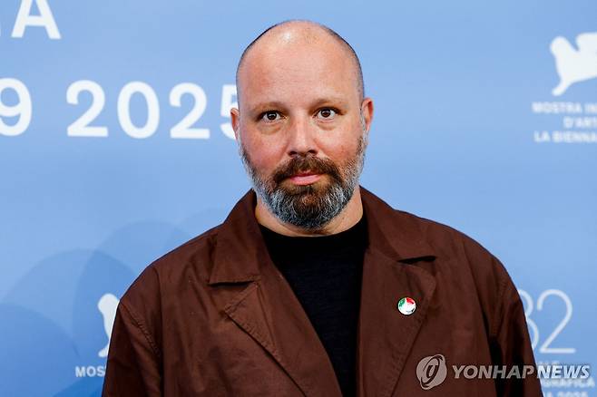 영화 '부고니아'의 감독 요르고스 란티모스 (로이터=연합뉴스) 28일(현지시간) 이탈리아 베네치아에서 열리고 있는 제82회 베네치아영화제에서 영화 '부고니아'의 감독 요르고스 란티모스가 포즈를 취하고 있다. 2025.08.28.