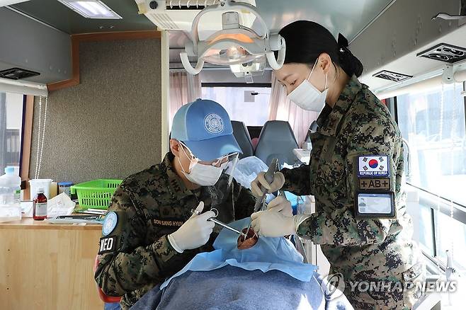 동명부대, 대민 의료지원 13만 명 달성 (서울=연합뉴스) 합동참모본부는 중동 레바논에 파병돼 UN의 일원으로 임무를 수행하고 있는 동명부대가 지난 10일(현지시간) 대민 의료지원 '13만 명' 돌파라는 기록을 달성했다고 11일 밝혔다. 손상현 동명부대 치과군의관(대위,왼쪽)과 박규선 치위생부사관(중사)이 이동형치과버스에서 치료를 하고 있다. 2025.4.11 [합동참모본부 제공. 재판매 및 DB 금지] photo@yna.co.kr