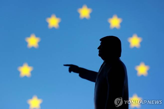 EU 깃발과 트럼프 대통령 [로이터 연합뉴스 자료사진. 재판매 및 DB 금지]