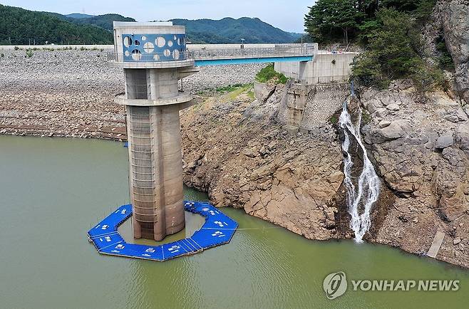 폭포가 아닙니다…오봉저수지로 쏟아지는 물줄기 (강릉=연합뉴스) 유형재 기자 = 28일 강원 강릉시 주요 상수원인 오봉저수지에 저수지 하류의 남대천에서 관을 통해 끌어 올린 물이 쏟아지고 있다. 
    14억원을 들여 추진한 이 용수개발사업으로 하루 1만t의 물을 생활용수로 사용할 수 있게 된다. 2025.8.28 yoo21@yna.co.kr