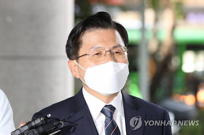'패스트트랙' 첫 공판 출석한 황교안 전 대표 (서울=연합뉴스) 임화영 기자 = 20대 국회 패스트트랙(신속처리안건) 충돌 사태로 재판에 넘겨진 황교안 전 자유한국당 대표가 21일 오후 서울 양천구 남부지법에서 열린 첫 공판에 출석하기 앞서 취재진의 질문에 답하고 있다. 2020.9.21 hwayoung7@yna.co.kr