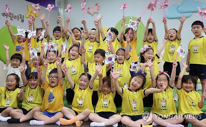 광복절 태극기·무궁화 바람개비 만든 원생들 (부산=연합뉴스) 강선배 기자 = 광복 80주년을 앞두고 12일 부산 부산진구청에서 직장어린이집 원생들이 직접 만든 태극기·무궁화 바람개비를 흔들며 환하게 웃고 있다. 2025.8.12 sbkang@yna.co.kr