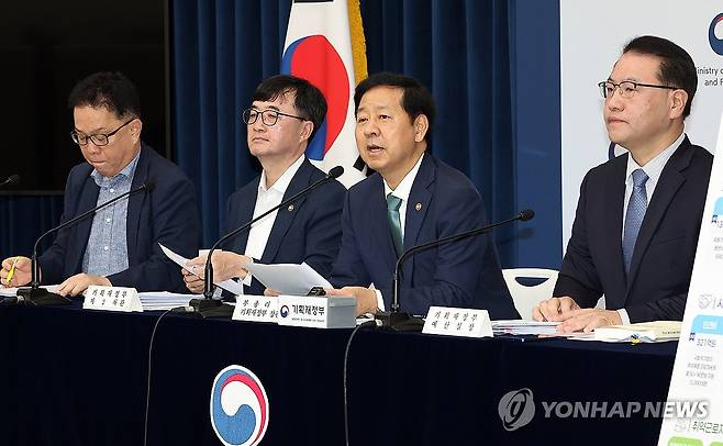 2026년 예산안 상세브리핑 (세종=연합뉴스) 배재만 기자 = 구윤철 부총리 겸 기획재정부 장관(오른쪽 두번째)이 지난 28일 정부세종청사 중앙동 공용브리핑실에서 2026년도 예산안에 관해 설명하고 있다. 오른쪽부터 유병서 예산실장, 구 부총리, 임기근 2차관, 안상열 재정관리관. 2025.8.29 scoop@yna.co.kr
