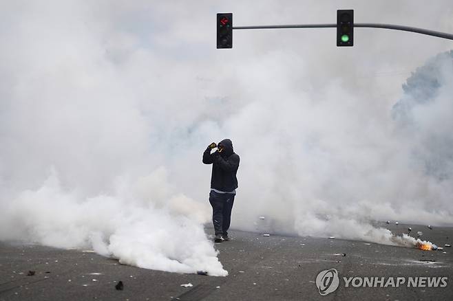 로스앤젤레스에서 지난 6월 발생한 불법체류자 단속 항의 시위 [AP 연합뉴스 자료사진]