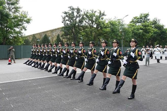 중국 열병식 훈련하는 여성 의장병들 [출처:바이두. 재판매 및 DB 금지]
