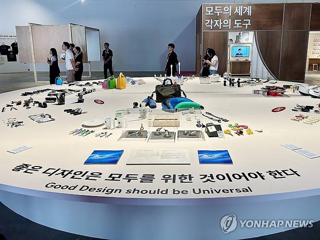 "좋은 디자인은 모두를 위한 것이어야 한다" (광주=연합뉴스) 장아름 기자 = 2025 광주디자인비엔날레 개막식이 열리는 29일 오후 광주 비엔날레 전시관에 주요 작품이 전시돼 있다. 포용 디자인의 가치를 담은 이번 디자인비엔날레는 오는 30일부터 11월 2일까지 열린다. 2025.8.29 areum@yna.co.kr