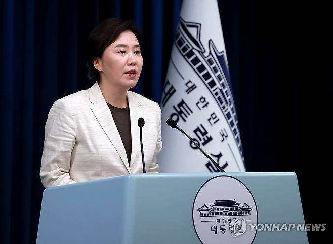 강유정 대통령실 대변인 현안 브리핑 (서울=연합뉴스) 홍해인 기자 = 강유정 대통령실 대변인이 29일 서울 용산 대통령실 청사에서 국무회의 등과 관련해 현안 브리핑을 하고 있다. 2025.8.29 hihong@yna.co.kr