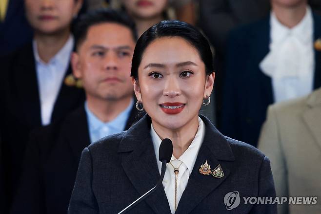 태국 헌재, 패통탄 총리 해임 결정 (방콕 로이터=연합뉴스) 29일(현지시간) 패통탄 친나왓 태국 총리가 태국 방콕 관저에서 헌법재판소의 총리 해임 판결에 대해 기자회견을 하고 있다. 2025.08.29