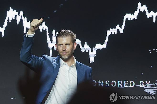 '비트코인 아시아 2025' 참석한 에릭 트럼프 (홍콩 AP=연합뉴스) 29일 도널드 트럼프 미국 대통령의 차남 에릭 트럼프가 홍콩에서 개최 중인 비트코인 콘퍼런스에 참석해 포즈를 취하고 있다. 2025.8.29