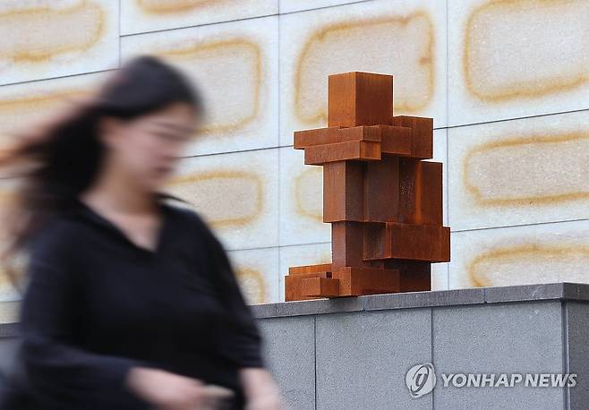 갤러리 외부에 전시된 앤서니 곰리의 작품 (서울=연합뉴스) 이재희 기자 = 29일 서울 강남구 화이트큐브서울 외부에 영국 조각가 앤서니 곰리의 작품이 전시돼 있다. 화이트 큐브 서울과 타데우스 로팍 서울은 앤서니 곰리의 개인전 '불가분적 관계'를 공동 기획해 오는 9월 2일부터 각 갤러리에서 선보인다. 2025.8.29 scape@yna.co.kr