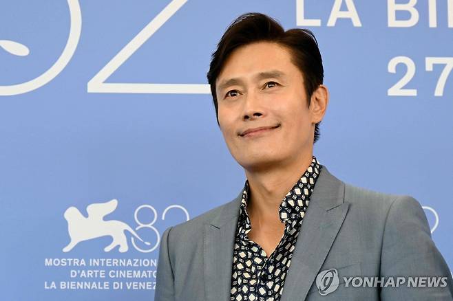 영화 '어쩔수가없다'의 배우 이병헌 (AFP=연합뉴스) 영화 '어쩔수가없다'의 배우 이병헌이 29일(현지시간) 이탈리아 베네치아 리도섬에서 열린 공식 기자회견 뒤 기념 촬영을 하고 있다. 2025.08.29.