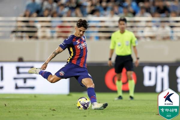 수원FC 윌리안이 대구FC와의 경기에서 슈팅하고 있다. 2025.8.30 /한국프로축구연맹 제공