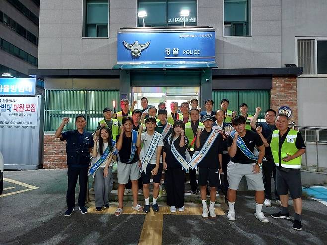 ▲ 일산서부경찰서 주엽지구대는 청소년·지역 주민과 함께 기초 질서 플로깅 봉사활동을 가졌다. /사진 제공=일산서부경찰서