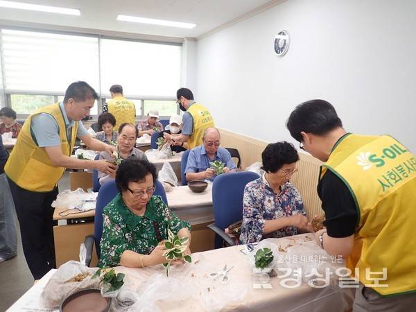 문수실버복지관(관장 정학수)은 S-OIL의 후원으로 총 1천만 원을 지원받아, 올해 3월부터 울산지역 저소득층 독거 어르신을 위한 '햇살가득 행복한나래 시즌3' 프로그램을 진행하고 있다.