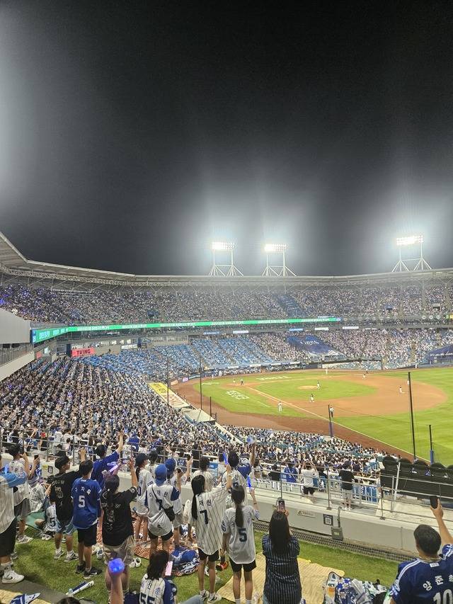 잔디좌석까지 꽉 채운 지난 22일 프로야구 삼성 라이온즈 대 키움 히어로즈 경기 장면.