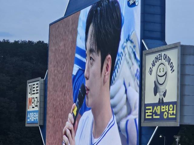 포레스텔라 고우림이 22일 프로야구 삼성 라이온즈 대 키움 히어로즈 경기에 앞서 시구를 던졌다.