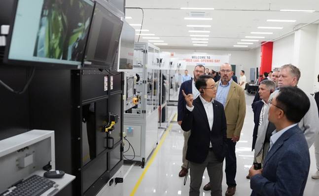 eFORCE LAB 출범식 행사에 참석한 임직원들이 투어를 하며 배터리 팩 연구설비를 둘러보고 있다./사진=두산밥캣