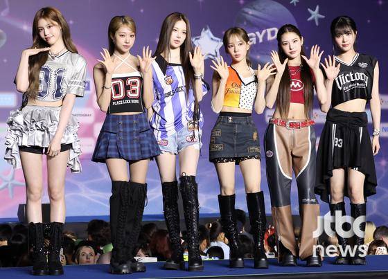 그룹 이즈나가 26일 오후 경기도 고양시 킨텍스에서 열린 '2025 SBS 가요대전 SUMMER' 블루카펫 행사에 참석해 포토타임을 갖고 있다. 박세완 엔터뉴스팀 기자 park.sewan@jtbc.co.kr